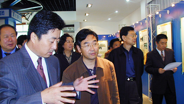 時(shí)任江蘇省副省長(cháng)張桃林、南通市副市長(cháng)吳曉春視察通光