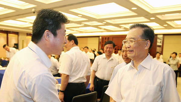 時(shí)任國務(wù)院溫家寶總理親切接見(jiàn)通光集團黨委書(shū)記張強