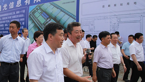 南通市委書(shū)記陸志鵬參觀(guān)通光集團