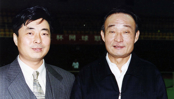 時(shí)任人大常委會(huì )委員長(cháng)，中央政治局委員常委、國務(wù)院副總理吳邦國親切接見(jiàn)通光集團黨委書(shū)記張強