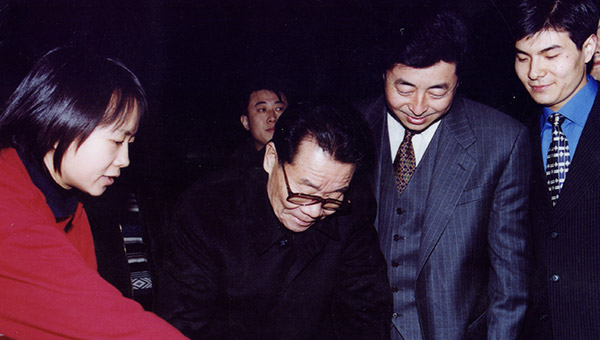 時(shí)任中央政治局常委、全國政協(xié)主席李瑞環(huán)親切接見(jiàn)通光集團黨委書(shū)記張強